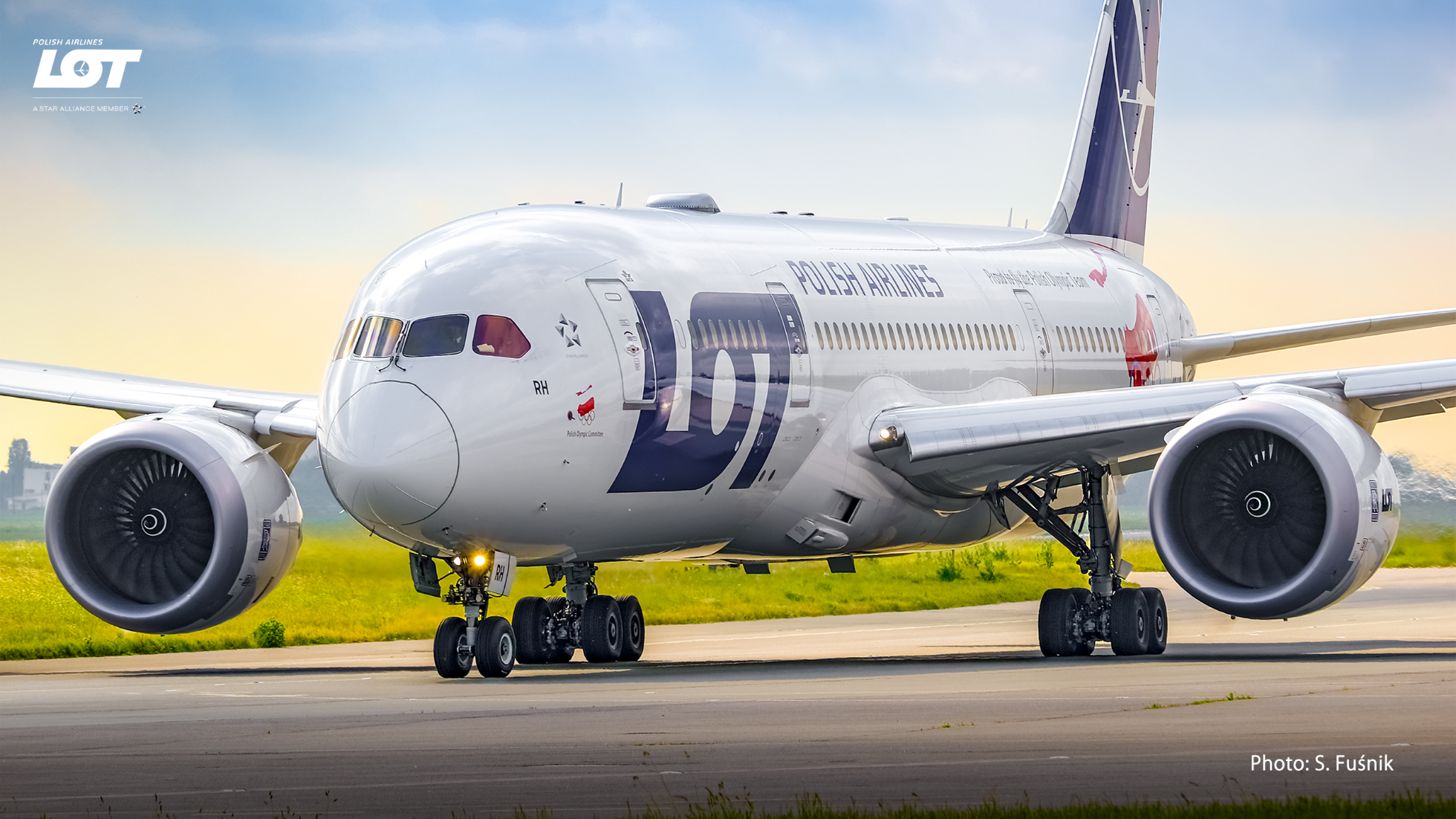 Boeing 787 taxiing at Warsaw Chopin Airport